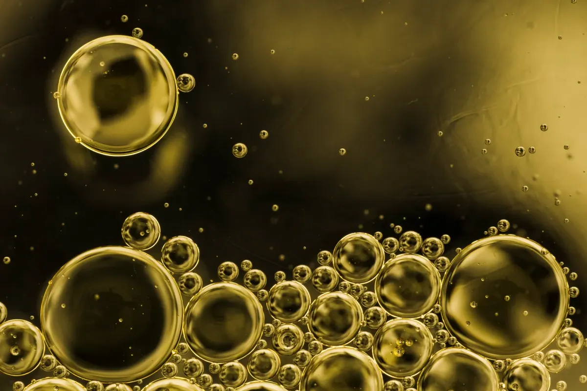 Detalle macro de burbujas en una muestra de aceite lubricante